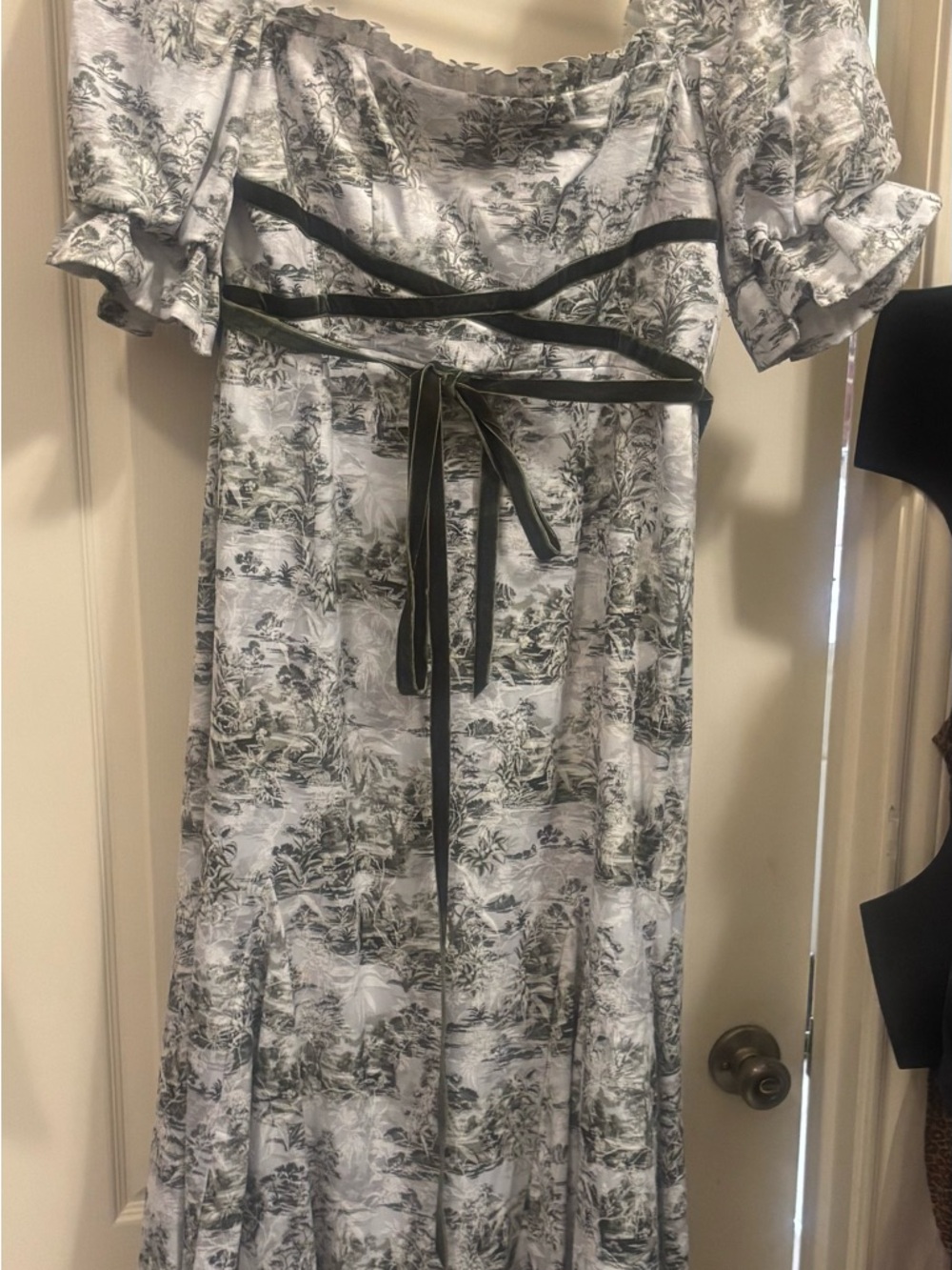 Off-Shoulder Gray Toile Print Midi Dress with Waist Tie